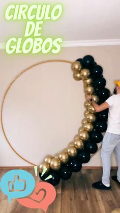 a man standing in front of a giant circle with balloons attached to it and the words circulo de globos written below