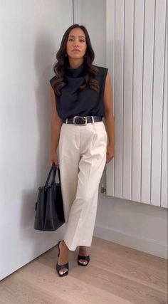 What to Wear in Office for Women: 21 Amazing Business Casual Outfits Check more at https://beautyfashionideas.com/uncategorized/what-to-wear-in-office-for-women-21-amazing-business-casual-outfits/ Modern Style Outfit Women, Business Blouses For Women, Short Sleeve Business Casual, Women Business Attire Summer, Summer Work Outfits Professional, Finance Girl Aesthetic Outfit, Business Casual Aesthetic Outfits, Finance Girl Outfit, Trendy Corporate Outfits