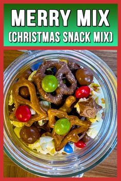 A jar of merry mix with a text overlay title. Trail Snacks, Christmas Snack Mix, Pretzels Chocolate, Trail Mix Recipes, Christmas Snack