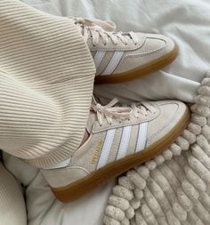 Adidas Gazelle Outfit, Samba Shoes, Adidas Handball Spezial, Adidas Handball, Preppy Shoes, Shoe Wishlist, Adidas Spezial