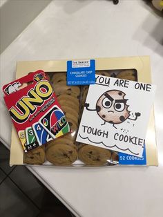 there are two cookies in the box and one is chocolate chip cookie with an uno sign on it