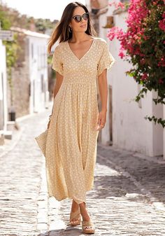 You will love how the flowing silhouette of this maxi dress accentuates your natural curves and highlights your innate beauty! Look Short, Travel Dress, Dress Stores Online, Maxi Dress Online, Round Neck Dresses, Linnet, Dress Yellow, Style Maxi Dress, Womens Maxi Dresses