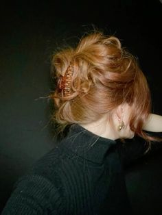 (Not my pin) #aesthetic #cute #dreamy #manifestation Prom Hairstyles Claw Clip, Hair Clipped Up, Red Hair Prom Hairstyles, Red Curled Hair, Messy Hair Clip, Ginger Updo, Ginger Hair Styles, Hairstyles With Hair Clips, Red Hair Updo