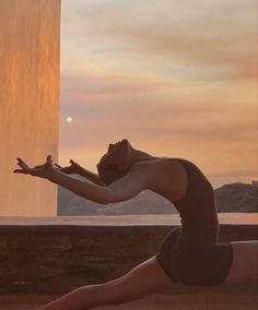 Meditation Guide, Sunrise Yoga, Yoga Handstand, Yoga Inspo, Barre Pilates, Yoga Photos