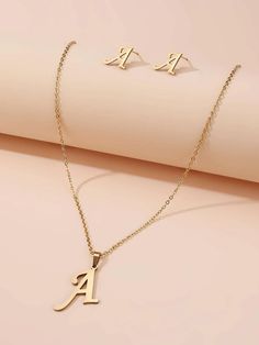 Earrings Shein, Gold Initial Pendant, Locket Design, Pretty Jewelry Necklaces, Fancy Jewellery Designs, Gold Jewelry Stores, Letter Pendant Necklace, Bangles Jewelry Designs, Diamond Jewelry Designs