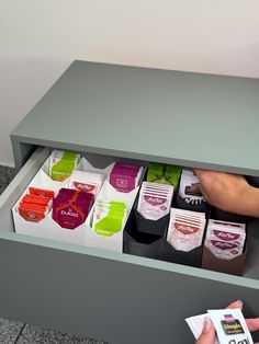 These storage boxes are the ideal addition to your kitchen. You can now easily store up to 9 different types of tea. The simple design and the wide range of colors mean that the storage boxes fit perfectly into any stylish kitchen. The boxes offer space for almost any size of tea manufacturer. You can choose from 3 different sizes: 3 compartments: 7cm x 19.5cm x 6cm 6 compartments: 13.85cm x 19.5cm x 6cm 9 compartments: 20.75cm x 19.5cm x 6cm Tea Box Storage Organizers, Tea Bag Storage, Different Types Of Tea, Types Of Tea, Stylish Kitchen, Organization Boxes, Sachets, Design Simple, Tea Bag