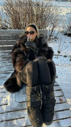 Ootd Winter Style Snow Fashion Scandi Girls Moon Boot Black Outfit Snow Bunny Outfit, Moon Boots Outfit, Apres Ski Outfits, Ski Aesthetic