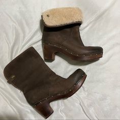 Ugg Women's Brown Lynnea Clog Shearlinglined Ankle Boots 8 Euc; No Rips, Holes Or Stains Has Distressed Rustic Scuffs Clean Inside Out Soles In Excellent Condition Dark Academia Light Academia A Thick Shearling-Lined Cuff Brings Warmth To This Rich Leather Style With Stud Trim. Wooden Heel, 2¼" (60mm) Wooden Platform. *** Please Look At The Pictures As They're Part Of The Description & Ask All The Questions Before Purchasing*** Ugg Women's Brown Lynnea Clog Shearlinglined Ankle Boots 8 Brown Shearling Clogs For Winter, Winter Brown Shearling Clogs, Winter Leather Clogs With Faux Fur Lining, Leather Clogs With Faux Fur Lining For Winter, Winter Clogs With Suede Lining And Round Toe, Winter Suede Lined Round Toe Clogs, Sheepskin Clogs, Academia Light, Shoes Ugg