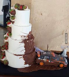 Subaru Wedding, Car Wedding Cake, Bolo Motocross, Car Themed Wedding, Jeep Wedding, Batman Wedding, Race Car Cakes, Car Wedding, Wedding Car Decorations