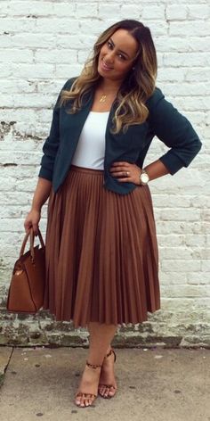 Brown Pleated Skirt, Look Plus Size, Elegante Casual, Professional Attire, Moda Plus, Curvy Girl Fashion, Professional Outfits, Look Plus