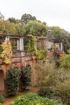 an old building surrounded by trees and bushes