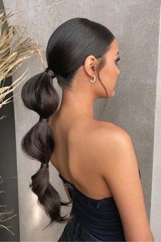 When the classic pony just won't do, the bubble braid ponytail is the ultimate upgrade. Here are 25 stunning examples of this must-try hairstyle. Beautiful Ponytail Hairstyles, Simple Braids, Elegant Ponytail, Bubble Ponytail, Ponytail Styles, Formal Hairstyles, Wedding Hair And Makeup, Elegant Hairstyles