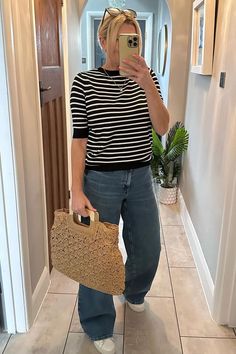 21 Stylish Wide-Leg Jeans Outfits You'll Want to Copy ASAP Loosely Fitted Wide-leg Jeans For Fall, Trendy Wide-leg Winter Jeans, Urban Style Cotton Wide-leg Jeans, Affordable Wide-leg Fall Jeans, Outfits 40s