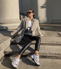 Malaysia Outfit, Chic Blazer Outfit, Outfit Tenis, Eurotrip Outfits, Balance Outfit, Madrid Outfits, Rome Outfits, Outfits Leggins, Chique Outfit