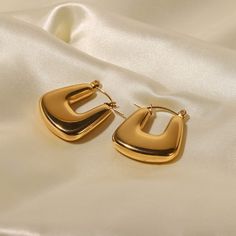 Step into contemporary elegance with U Shape Hoops, beautifully crafted in 18k gold plating. These modern earrings feature a stylish U shape, offering a sleek and sophisticated look. Contemporary Chic, Modern Earrings, Chic Design, Gold Plating, Sleek Design, My Jewellery, 18k Gold, Gold Plate, Sleek