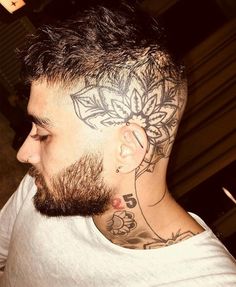 Zayn Payne Tattoo Crane, Zayn Malik Tattoos, Zayn Malik Hairstyle, Zayn Malik Pics, Head Tattoo, Tattoos Geometric, Celebrity Tattoos