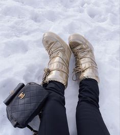 Nobu Recipe, Moon Boots Outfit, Ski Outfit For Women, Ski Fits, Apres Ski Outfits, Apres Ski Style, Ski Coat, Ski Outfit, Gold Outfit