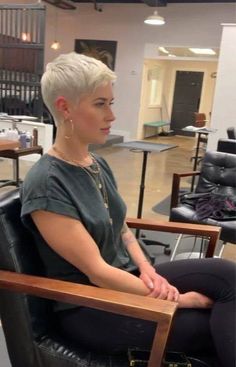 Haircuts For Summer, Platinum Pixie Cut, Short Layered Bob, Platinum Pixie, Easy Short Haircuts, Short Sassy Haircuts, Funky Short Hair, Best Bob Haircuts, Chic Short Hair