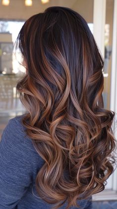 Get ready to fall in love with the hottest hair color trend of 2024: caramel balayage. This stunning technique seamlessly blends warm, rich caramel tones with your natural hair color, creating a look that’s both Hair Color Caramel, Caramel Balayage, Hair Color Techniques, Highlights Brown Hair