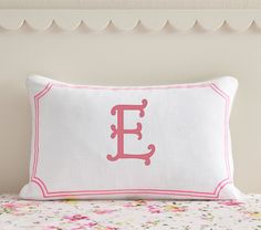 a pillow with the letter e on it