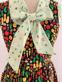 4877 Veggies Bow Top – Retrolicious Quirky Outfits, Minty Fresh, Bow Top, Funky Outfits, Quirky Fashion, Mode Casual, Teacher Outfits, Fresh Veggies, Vintage Clothes