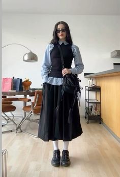 Acubi Parachute Pants Outfit, Office Appropriate Outfits, Victoria Paris Outfits, Travel Outfit Fall, European Fall Outfits, Fall Outfits Chic, Fall Travel Wardrobe, Fall Outfits Comfy, Summer Travel Outfit