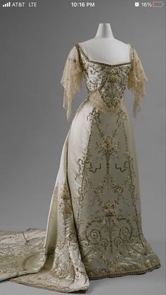 Dress 1900, Edwardian Gowns, House Of Worth, Vintage Attire, Court Dresses, Edwardian Dress, Most Beautiful Dresses