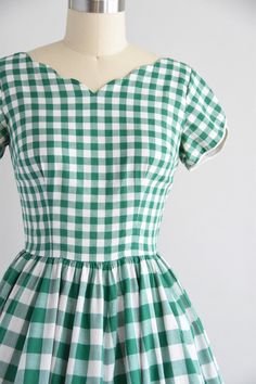 "Vintage 1950s daydress. Green & white cotton large gingham print. Scalloped collar, super flattering tulip sleeves, darted bust and nipped waist. Full skirt. Bodice is lined. Back poly zipper closure. State of garment | excellent Measurements ✂--- best fit | Small/ Medium bust | 34 - snug 35 \" shoulders | 15\" shoulder to waist | 15\" sleeves | 4\" waist | 26.5- snug 27\" hips | free total length (shoulder to hem) | 39.5\" tag | none present ★★Visit The Shop★★ http://www.etsy.com/shop/seao 50s Outfits, Shweshwe Dresses, Picnic Dress, Prom Dresses Vintage, Dapper Day, Vintage Gowns, Cocktail Dress Lace, 50s Fashion, 1950s Fashion