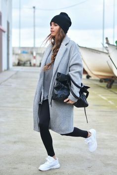 Street style casual adidas tubular Witte Sneakers Outfit, Stile Casual Chic, Mode Tips, Legging Outfits, Grey Coat, Todays Outfit, Sporty Chic, Casual Winter Outfits