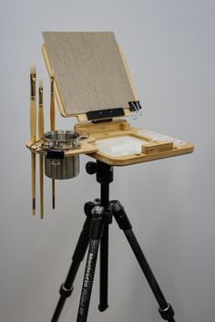 Painting easel on tripod Artist Taboret, Easel Desk, Easel Ideas, Art Room Ideas, Plein Air Easel, Diy Easel, Art Studio Storage, Travel Art Kit, Art Studio Organization