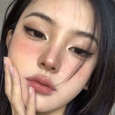 Makeup Ideas Korean Ulzzang, Different Eye Lid Shapes, Round Asian Eyes Makeup, Cat Eye Asian Eyes, Make Up Looks Asian Makeup Ideas, Edgy Asian Makeup, Makeup Reference Natural, Simple Makeup Looks Natural Asian, Graphic Liner Asian Eyes