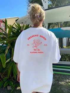 "Discover a high quality t-shirt with a unique design: A T-shirt with a pizza illustration on the back and chest. It's the perfect choice for lovers of pizza, Italian food and drawings on T-shirts. With a fun and lively style. Makes a great gift for your partner's birthday too!\" Our unisex, oversized cut fits everyone. Be sure to check out the sizing guide in the last picture to find your perfect fit. Each foodie (i love pizza) t-shirt is made to order, ensuring that the production process is environmentally friendly. By producing close to you, we help reduce the carbon footprint of the shipping process.  Choose your size and enjoy a quality eco-friendly t-shirt! MATERIAL INFORMATION: - 100% cotton - Ribbed collar and shoulders - Double stitching on sleeves and bottom hem - Double stitchi White Trendy T-shirt With Back Print, Trendy White T-shirt With Back Print, Trendy T-shirt With Front And Back Print, White Crew Neck T-shirt With Back Print, Short Sleeve T-shirt With White Back Print, Trendy Short Sleeve T-shirt With Back Print, Pizza Illustration, Pizza Italian, Pizza Tshirt