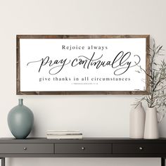 a wooden sign that says, rejoice always pray contemplly give thanks in all circimitances