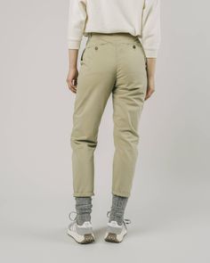 Comfortable, versatile, and timeless. These pleated chino pants in denim look are all you need for the office, leisure, and everything in betweenMade from 97% organic cotton and fairly produced in PortugalDetails Helen is 1,74m tall and wears size 36 85% cotton 15% recycled cotton Free exchanges Crafted in workshops in Portugal Manufactured with sustainable material Washing instructions Wash at or below 30°c Do not tumble dry Iron low (max. 110 °c) Oversized Blouse, Chino Pants, Sustainable Clothing, Active Wear Tops, Chinos Pants, Recycled Cotton, Board Shorts, Denim Pants, Women's Pants