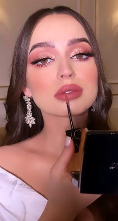 Makeup Ideas Pink And Gold, Semiformal Make Up, Pink Makeup Looks Bridal, Xv Natural Makeup, Brunette Pink Makeup, Pink Makeup For Brunettes, Glam Makeup For Pink Dress, Classy Pink Makeup, Make Up For Night Party