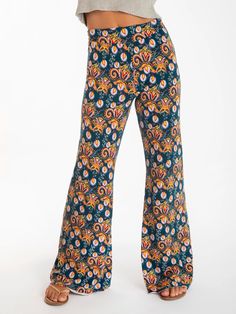 The all-over print! Its wide-leg silhouette flares at the bottom! Boho Bottoms, Cute Bottoms, Boho Bandeau, Skirts Flowy, Colorful Skirts, Effortless Outfit, Flare Pant, Boho Pants, Teal Orange