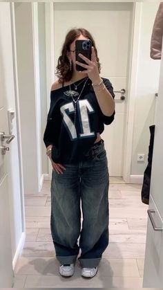 Rolled Down Waist Jeans, Streetwear Outfit Inspo Women, Outfit Ideas For School Y2k, Pinterest Outfits For School, Ootd Ideas For School, Hhn Outfit Ideas, Aesthetic Streetwear Outfits, Easy Y2k Outfits, Outfits Aesthetic Streetwear