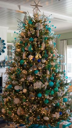 christmas tree ideas Creative Christmas Tree Ideas, Unique Christmas Tree Ideas, Creative Christmas Trees, Unique Christmas Trees, Christmas Tree Ideas, Holiday Looks, Christmas Aesthetic, Unique Christmas, All Things Christmas