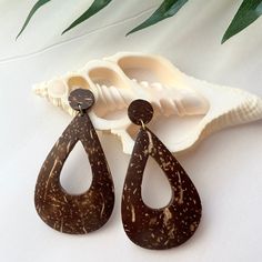 Brown Teardrop Earrings For The Beach, Brown Teardrop Earrings For Beach, Coconut Shell Earrings, Coconut Earrings, Coconut Jewelry, Coconut Shell Crafts, Shell Ideas, Coconut Shells, Tropical Earrings