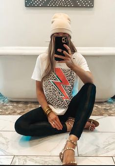 Casual Leggings For Summer Nights Out, Casual Summer Leggings For Night Out, Comfy Legging Outfits Winter, Leggings Outfit Summer Casual, Comfy Legging Outfits, Leopard Skull, Pink Lightning, Leggings Outfit Summer, Trendy Mom Outfits