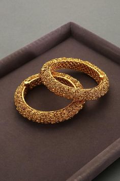 Chanel Fine Jewelry, Temple Work, Jewellery Wardrobe, Gold Bangles Indian, Gold Bangle Set, Gold Necklace Indian Bridal Jewelry, The Bangles, Bracelets Design, Antique Jewelry Indian