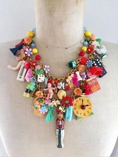 Toy Necklace, Found Object Jewelry, Jewelry Repurposed, Diy Collier, Junk Jewelry, Necklace Flower, Repurposed Jewelry, Assemblage Jewelry, Craft Jewelry