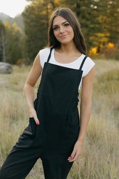 Introducing our Callum Overalls in black! Featuring a relaxed fit, adjustable straps, and front pockets, these overalls are both stylish and functional. The raw hem detail along the sides and back add an edgy touch, while the cinched sides offer even more detail. Perfect for your everyday look! *Relaxed fit* Material Content: 60% Cotton // 40% Polyester Material Pattern: Solid Kirsten is 5'4" wearing a small Model measurements: Kirsten: Height: 5'4" // Chest: 32" // Waist: 24" // Hips: 27" Amand