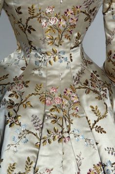 Victorian silk brocade and silk satin dinner dress with lace detail by House of Pingat [French], c. 1878 1800s Fashion, 19th Century Fashion, Old Dresses, Victorian Clothing, Antique Dress, Vintage Gowns, Antique Clothing, Silk Brocade, Dinner Dress