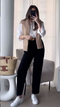 Chic Outfits Edgy, Stylish Business Outfits, Chic Work Outfit, Capsule Wardrobe Casual, Simple Casual Outfits, Blazer Outfits Casual, Casual Work Outfits Women, Blazer Outfits For Women, Business Outfits Women