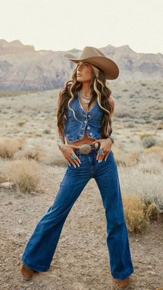 Western Flare Jeans Outfit, Turquoise Necklace Outfit, Western Photoshoot Outfits, Denim Cowgirl Outfit, All Denim Outfit, Bookworm Clothes, Western Shoot, Nashville Style Outfits, All Denim Outfits