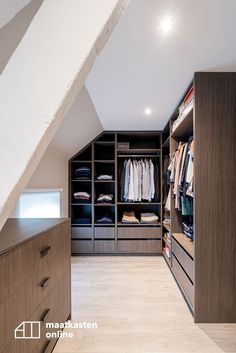 Walk-in dressing op maat Wardrobe Dressing, Bedroom With Walk In Closet, Shared Bedroom, Attic Bedroom, Farmhouse Bedroom, Interior Deco, Walk In Closet, Built Ins