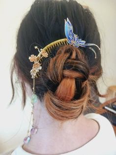 Instead of the traditional barrett,  this Asian inspired hair ornament is perfect for everyday use. Chinese Hair Piece, Korean Hair Ornaments, Asian Hair Accessories, Asian Hair Ornaments, Japanese Hair Traditional Ornaments, Hair Jewellery, Hair Jewelry Wedding, Hair Ornaments, Asian Inspired