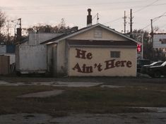 an old building with a sign that says he can't here