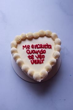 a heart shaped cake with the words me encanta guardo de venit written on it